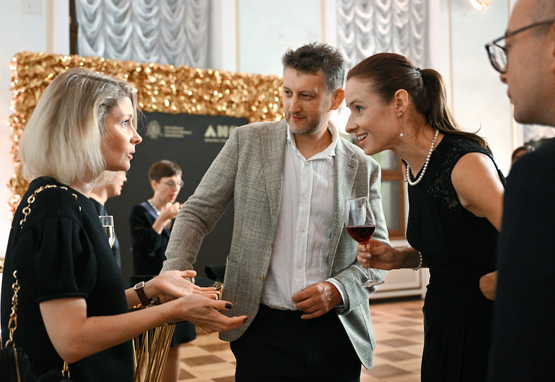 Писатель Лев Данилкин (в центре) на презентации собственной книги «Палаццо мадамы: воображаемый музей Ирины Антоновой»