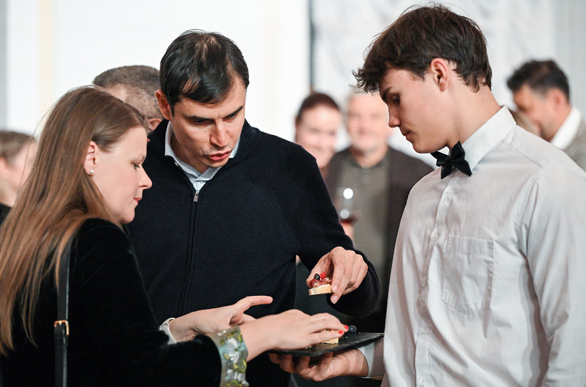 Первый зампред комитета Госдумы по культуре, писатель Сергей Шаргунов (в центре) с супругой, доктором филологических наук Анастасией Толстой на презентации книги Льва Данилкина «Палаццо мадамы: воображаемый музей Ирины Антоновой»