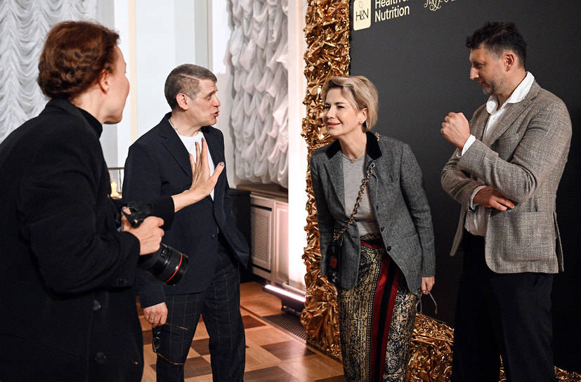 Справа налево: писатель Лев Данилкин, актриса Ксения Лаврова-Глинка и директор Государственного литературного музея Дмитрий Бак на презентации книги Льва Данилкина «Палаццо мадамы: воображаемый музей Ирины Антоновой»