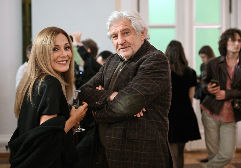 Телеведущая Сати Спивакова и директор Департамента государственной поддержки периодической печати и книжной индустрии Минцифры России Владимир Григорьев на презентации книги Льва Данилкина «Палаццо мадамы: воображаемый музей Ирины Антоновой»