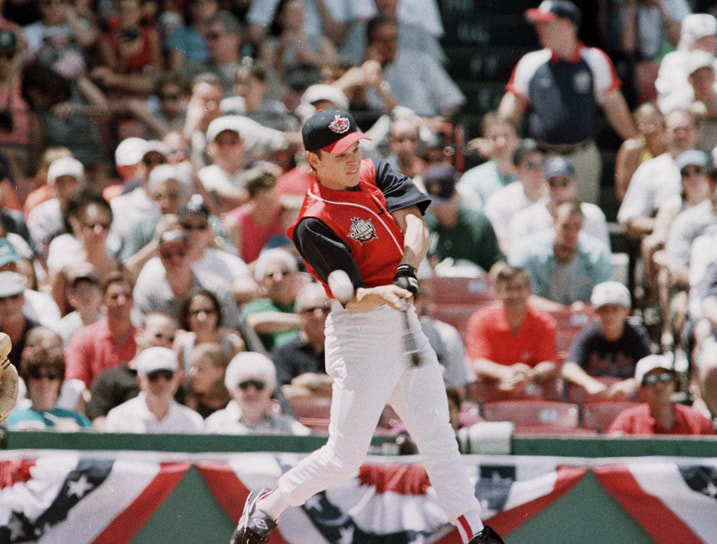 «Я отказался от многих фильмов, которые потом получали &quot;Оскары&quot;, но я не жалею об этом. Есть также огромное количество автомобильных дорог, по которым я не поехал, предпочтя другой путь»
&lt;br>На фото: актер во время бейсбольного матча «Все звезды» в Бостоне, 1999 год