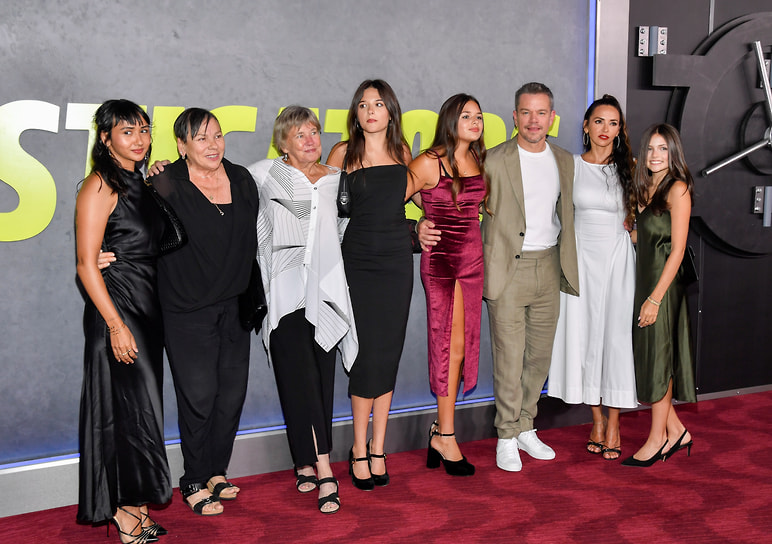 Актер с дочерями, женой и ее родственницами на показе фильма Дага Лаймана «Зачинщики», 2024 год