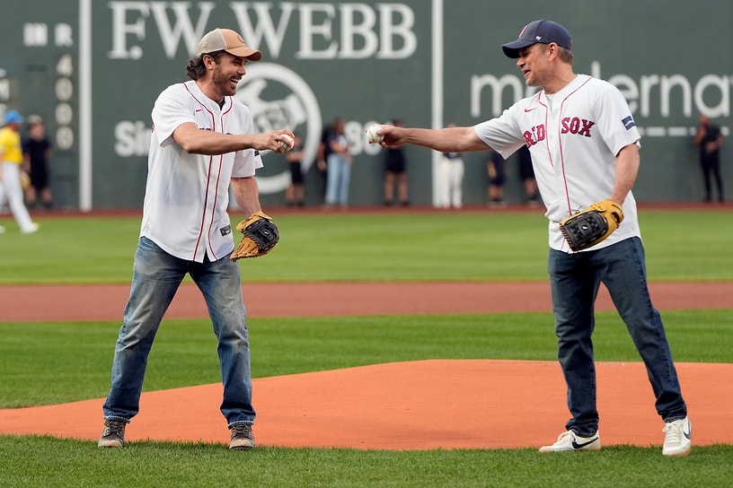 Актеры Мэтт Деймон и Кейси Аффлек на бейсбольном матче между «Бостон Ред Сокс» и «Нью-Йорк Янкиз», 2024 год