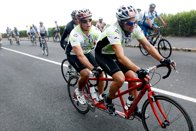 Мэтт Деймон и его старший брат Кайл во время велогонки в Кейптауне (ЮАР), 2009 год