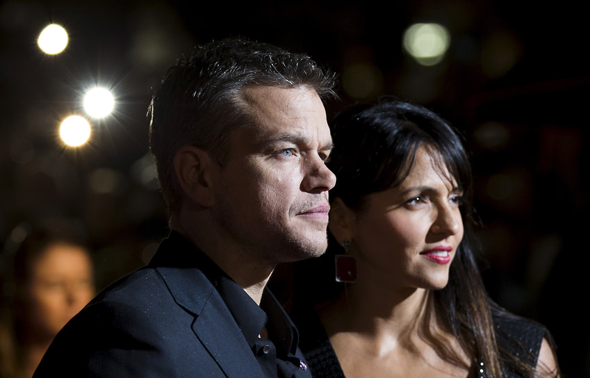 Мэтт Деймон женат на Лючиане Баррозо (на фото). Пара поженилась в декабре 2005 года в Нью-Йорке. Сначала они воспитывали лишь дочь Лючианы от первого брака, Алексию, но в 2006-м у пары родилась дочь Изабелла. В 2008 и 2010 годах в семье появились еще две девочки — Джиа и Стелла