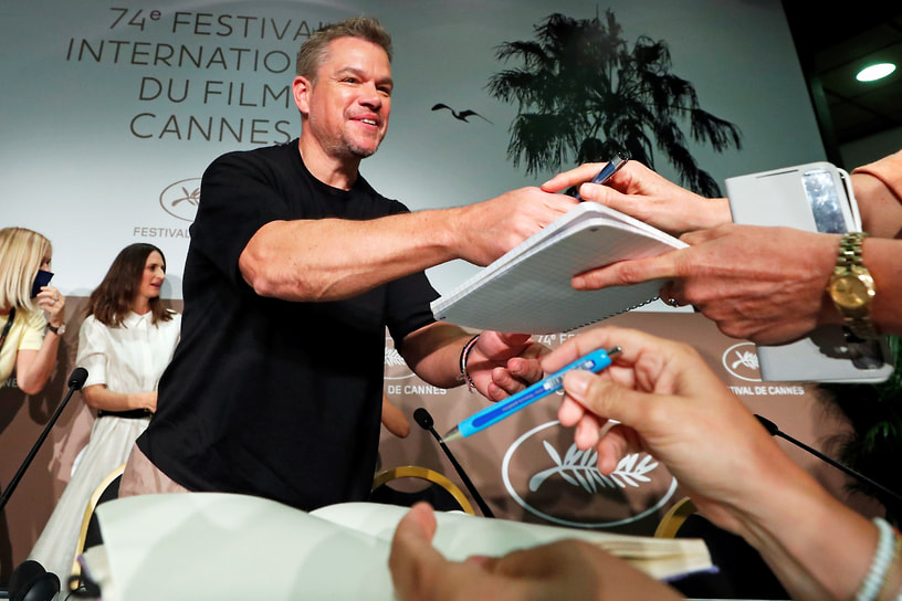 Мэтт Деймон на автограф-сессии после показа фильма «Тихий омут» на Каннском кинофестивале, 2021 год