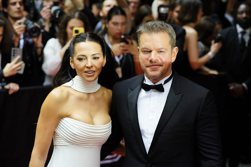 Мэтт Деймон с супругой на балу Met Gala в Институте костюма Метрополитен-музея, 2024 год