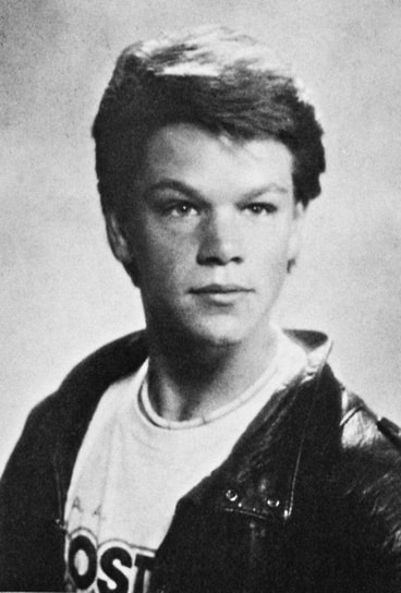 Мэтт Деймон родился в Кембридже (штат Массачусетс, США) в семье налогового инспектора и преподавательницы. Соседом будущего актера был Бен Аффлек, с которым Мэтт сдружился, а впоследствии плодотворно сотрудничал. Окончив частную школу, Деймон поступил в Гарвард, однако так его и не закончил, начав пробоваться в качестве актера