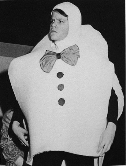 Сниматься Мэтт Деймон начал еще будучи студентом. Свою первую небольшую роль он получил в 1988 году, сыграв в эпизоде фильма «Мистическая пицца». На следующий год он появился в картине «Школьные связи» и еще нескольких фильмах, однако молодого актера так и не заметили