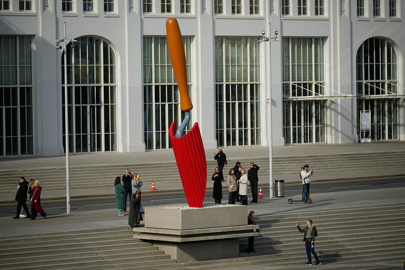 Монтаж «Садовой лопатки» Класа Олденбурга и Кошье ван Брюгген на Болотной набережной в Москве