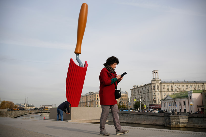 «Садовая лопатка» Класа Олденбурга и Кошье ван Брюгген на Болотной набережной в Москве