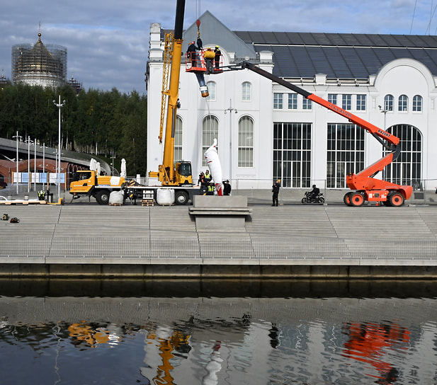 Монтаж «Садовой лопатки» Класа Олденбурга и Кошье ван Брюгген на Болотной набережной в Москве