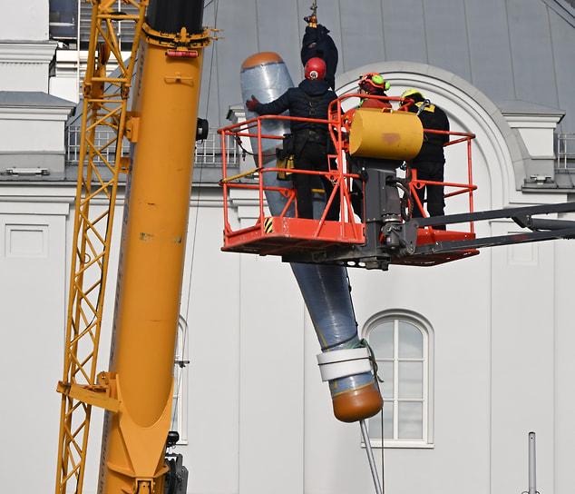 Монтаж «Садовой лопатки» Класа Олденбурга и Кошье ван Брюгген на Болотной набережной в Москве