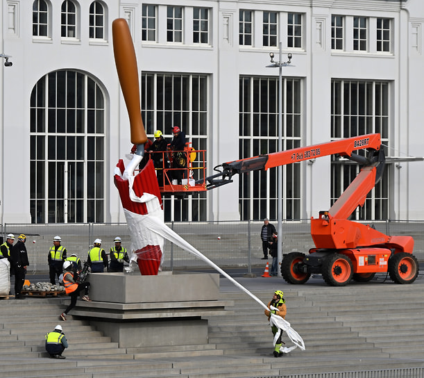 Монтаж «Садовой лопатки» Класа Олденбурга и Кошье ван Брюгген на Болотной набережной в Москве