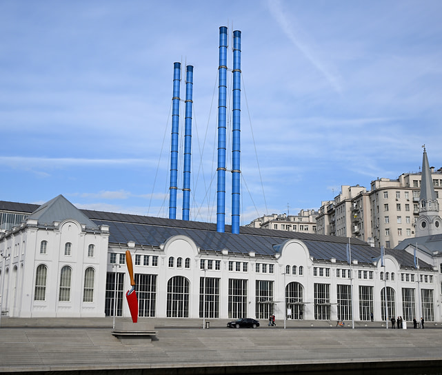 «Садовая лопатка» Класа Олденбурга и Кошье ван Брюгген на Болотной набережной на фоне ГЭС-2