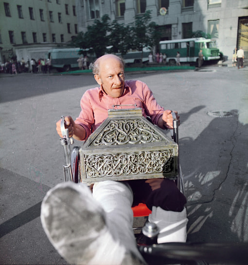 В фильме «Невероятные приключения итальянцев в России» всех искателей сокровищ из Италии должны были играть жители этой страны. Но представители итальянской стороны никак не могли найти актера на роль хромого. Тогда Эльдар Рязанов предложил кандидатуру Евстигнеева, которого до этого снял уже в трех своих фильмах