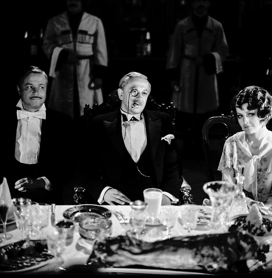 В театр Евгения Евстигнеева привела любовь к джазу. После окончания техникума будущий выдающийся актер трудился слесарем на заводе, а в свободное время играл в джазовом ансамбле. Талант Евгения заметил ректор Горьковского театрального училища и убедил попробовать себя в актерской профессии. В одной из сцен фильма «Мы из джаза» можно увидеть импровизацию Евстигнеева, когда он наигрывает джазовую мелодию на бокалах