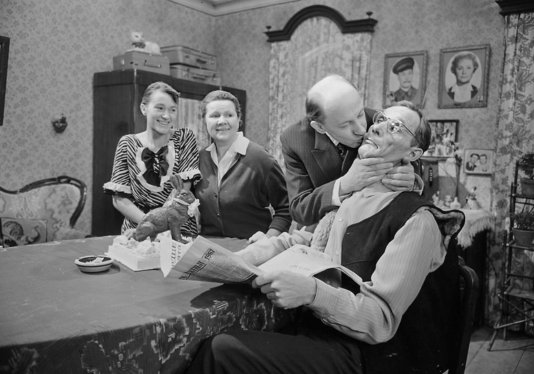 Партнершей Евгения Александровича по съемочной площадке в фильме Эльдара Рязанова «Зигзаг удачи» стала Валентина Талызина (на фото слева). Актриса, для которой это была одна из первых ролей в кино, очень волновалась перед встречей со знаменитым Евстигнеевым, но в результате актеры сдружились. После выхода картины Рязанову пришло письмо, в котором его просили в следующем фильме в главных ролях снять Евстигнеева и Талызину