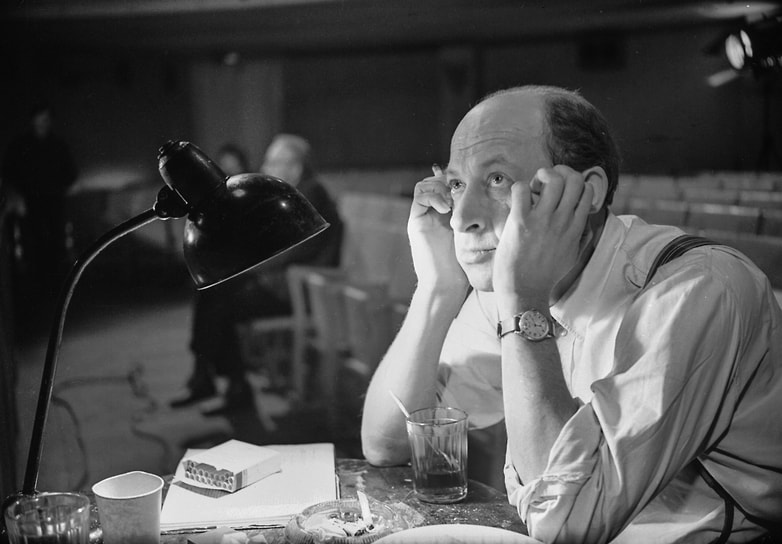 С фильма «Берегись автомобиля» началось сотрудничество Евгения Евстигнеева и Эльдара Рязанова. «Я знал, конечно, что он замечательный артист, но что он такой замечательный — не догадывался. В маленьком монологе идиота — самодеятельного режиссера, которого явно выгнали с какой-то автобазы или из спорта, — он был настолько органичен, что именно поэтому был так смешон», — вспоминал Рязанов