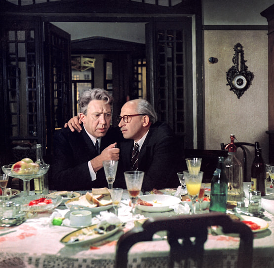 На момент съемок в фильме Эльдара Рязанова «Старики-разбойники» Евстигнееву было всего 45 лет, но это не помешало ему убедительно сыграть энергичного пенсионера. Однажды Юрий Никулин, партнер по съемочной площадке, разыграл Евстигнеева, сообщив, что в одном из эпизодов им придется прыгать с парашютом. Евгений Александрович тут же начал требовать у Рязанова дублера, а режиссер долго не мог понять, о каком парашюте идет речь