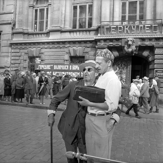 На роль подпольного миллионера Корейко в экранизацию произведения Ильфа и Петрова «Золотой теленок» пробовался также Евгений Леонов, но худсовет все же остановил свой выбор на Евстигнееве. В фильме Михаила Швейцера партнерами актера по съемочной площадке стали Сергей Юрский, Леонид Куравлев и Зиновий Гердт (на фото слева)