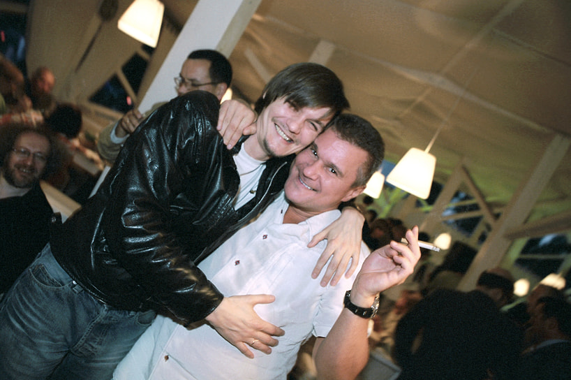 Режиссер Филипп Янковский и главный редактор «Русского радио» Сергей Архипов на приеме в честь премьеры фильма «Ночной дозор» в Москве, 2004 год