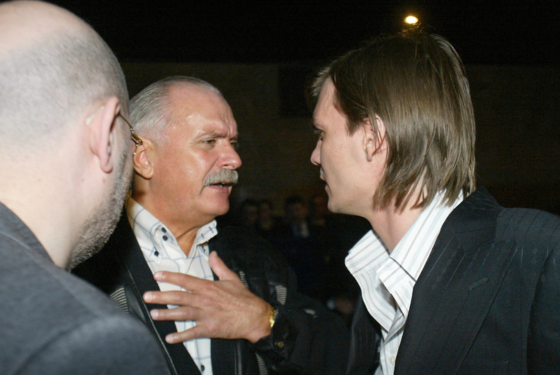 Слева направо: писатель Борис Акунин (настоящее имя — Григорий Чхартишвили; объявлен иноагентом в РФ) и режиссеры Никита Михалков и Филипп Янковский перед пресс-показом «Статского советника» в кинотеатре «Пушкинский» в Москве, 2005 год 