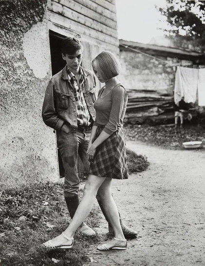 Свою первую взрослую роль сыграл в фильме «Сентиментальное путешествие на картошку» (кадр на фото) 1986 года   