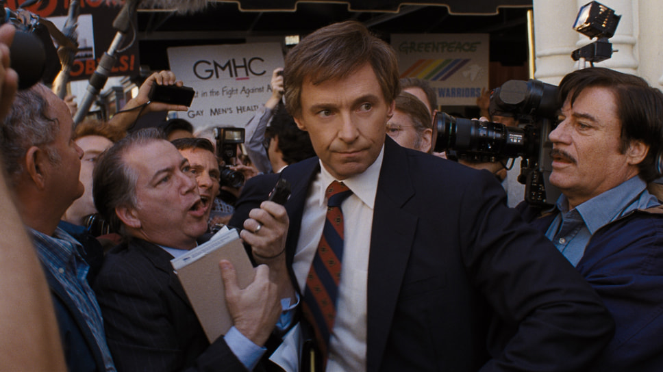 В 2018 году Джекман исполнил главную роль в биографической драме «Как не стать президентом» (кадр на фото). Актер предстал в образе сенатора Гэри Харта, который в 1980-х претендовал на пост президента США