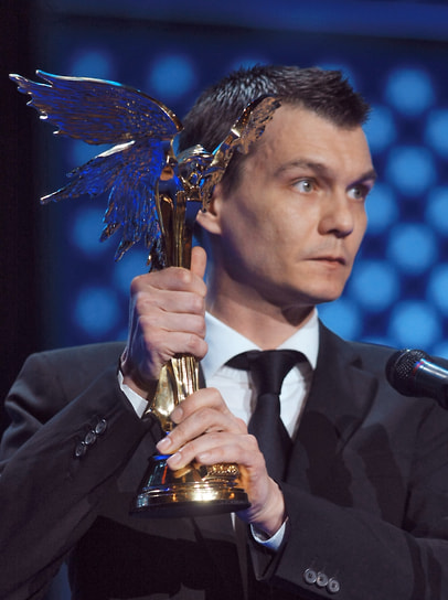 Филипп Янковский получает за отца премию «Ника» за «Лучшую мужскую роль» в фильме «Царь», 2010 год. Награду актеру присудили посмертно 