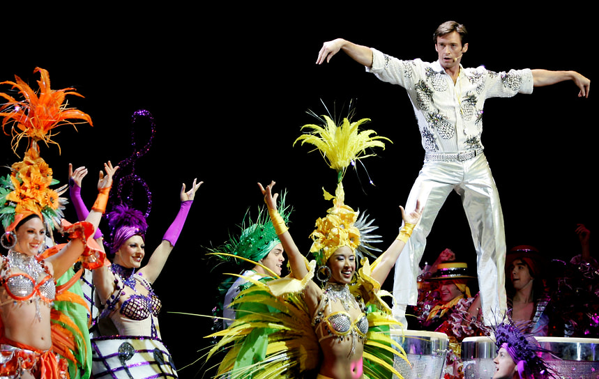 «Я всегда любил танцевать. Думаю, это самое лучшее упражнение. Я люблю степ. Я люблю джаз»&lt;br>
После нескольких ролей в независимом австралийском кино Хью Джекман начал играть на сцене Национального королевского театра, где приобрел славу прекрасного танцора и певца