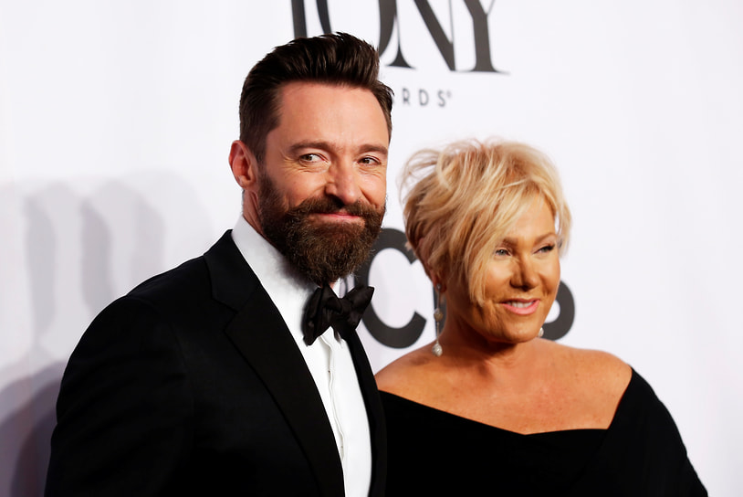 После окончания академии Джекман получил главную роль в сериале «Корелли» (1995). На съемочной площадке он познакомился с Деборрой-Ли Фернесс (на фото). По сюжету она была психологом в мужской тюрьме, а Джекман — ее пациентом. Спустя четыре месяца Джекман сделал Фернесс, которая старше его на 13 лет, предложение. В 2000 году пара усыновила новорожденного мальчика — Оскара Максимилиана, а в 2005 году — девочку Аву Элиот