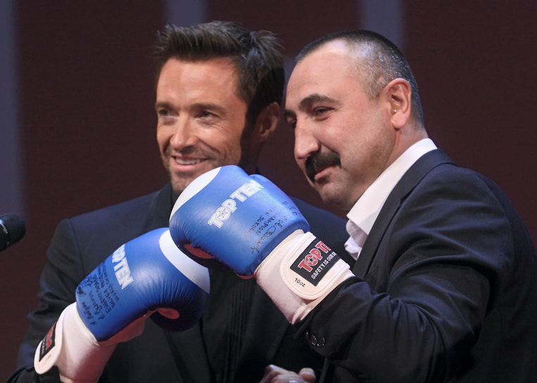 С членом президиума Федерации бокса России Александром Лебзяком на премьере фильма «Живая сталь» в кинотеатре «Октябрь» в Москве, 2011 год