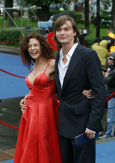 В 1990 году женился на актрисе Оксане Фандере (на фото)