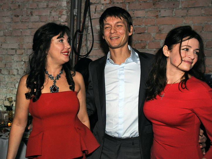 Слева направо: редакционный директор журнала The Hollywood Reporter Мария Лемешева, режиссер Филипп Янковский и актриса Оксана Фандера на вручении кинопремии российского издания The Hollywood Reporter, 2012 год