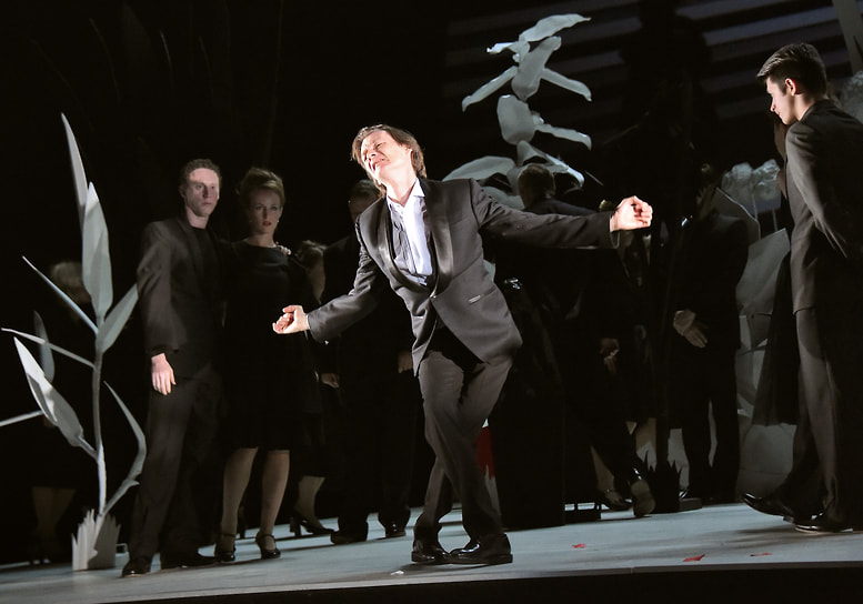 «Я считаю, артист должен произносить только чужой текст — он на то и артист»
&lt;BR>На фото: во время пресс-показа спектакля «Dreamworks* *Мечтасбывается» на сцене МХТ имени А. П. Чехова, 2016 год