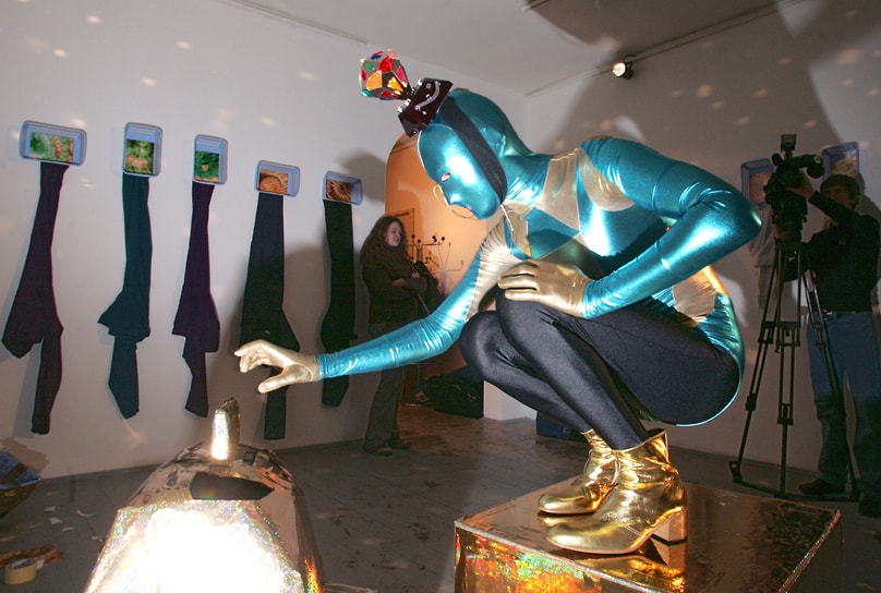 На открытии своей выставки «Встречающие счастье» в галерее «Файн-арт», 2006 год