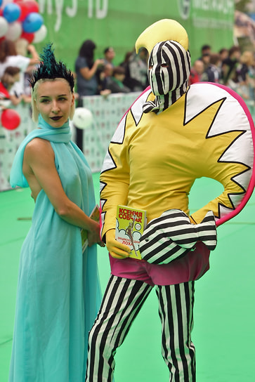 Дизайнеры Александра Фролова и Андрей Бартенев (справа) перед вручением премии «Муз-ТВ», 2011 год