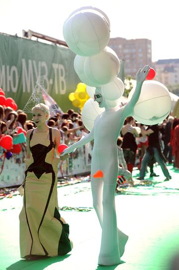 Дизайнеры Александра Фролова и Андрей Бартенев (справа) перед вручением премии «Муз-ТВ», 2011 год