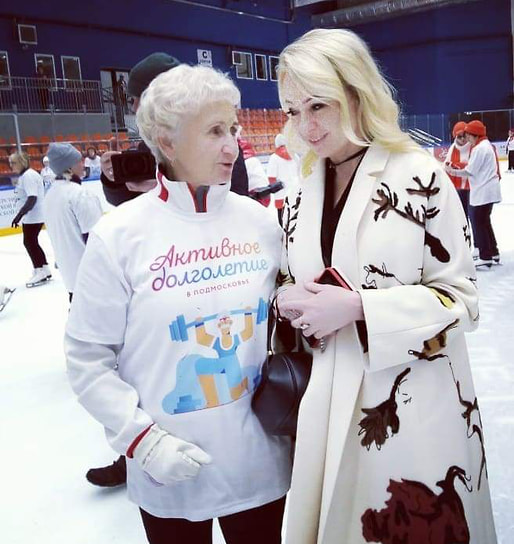 Людмила Колобанова и Яна Рудковская на мастер-классе по фигурному катанию, который провел фигурист Евгений Плющенко в рамках «Активного долголетия»