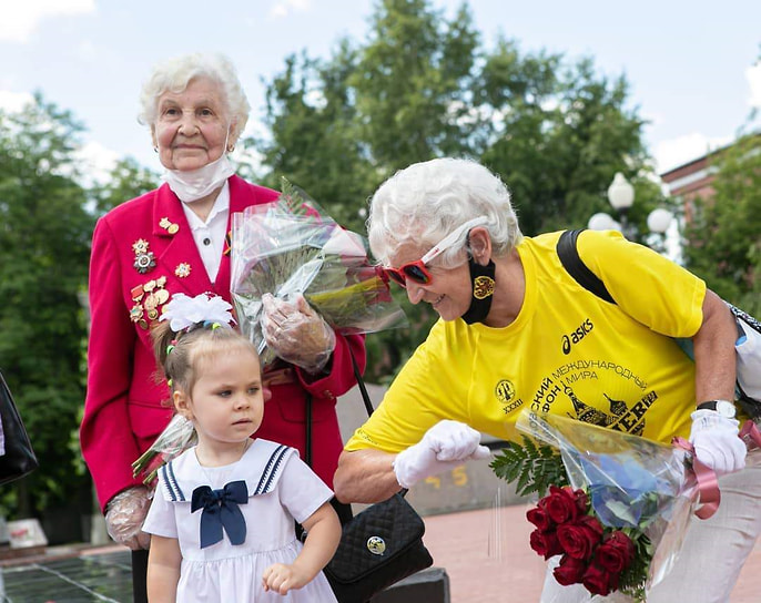 Несмотря на возраст, Людмила остается очень активной, участвует в благотворительных забегах и городских спортивных инициативах