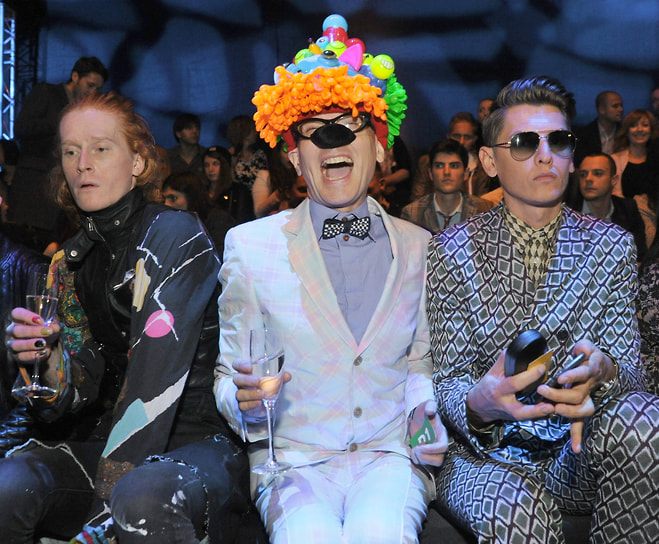 Слева-направо: модель Данила Поляков, дизайнер Андрей Бартенев и стилист Влад Лисовец на показе журнала inStyle The show в парке имени Горького в Москве, 2012 год