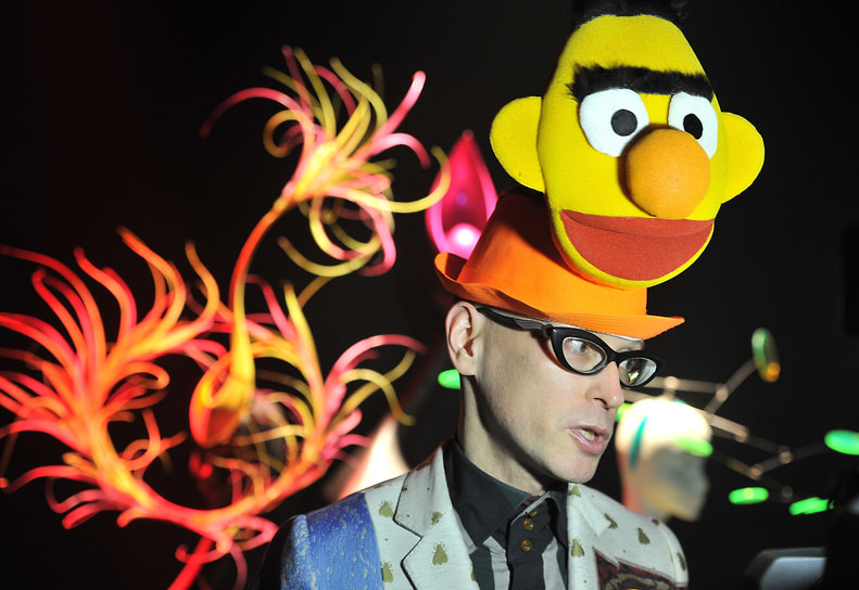 Андрей Бартенев на выставке шляп британского дизайнера Филипа Трэйси в Москве, 2014 год