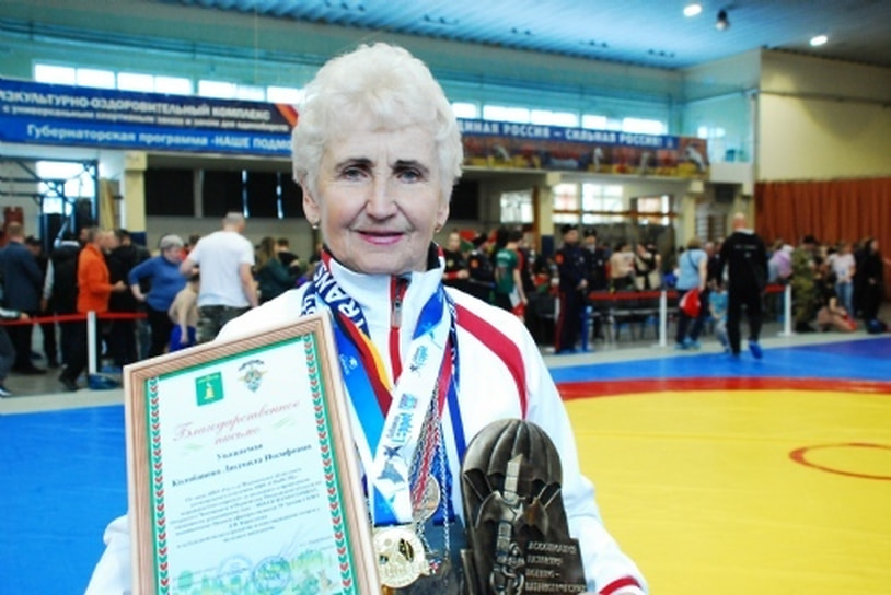 Среди личных достижений спортсменки — спортивные разряды по шахматам и шашкам, конькобежному спорту, лыжным гонкам и легкой атлетике