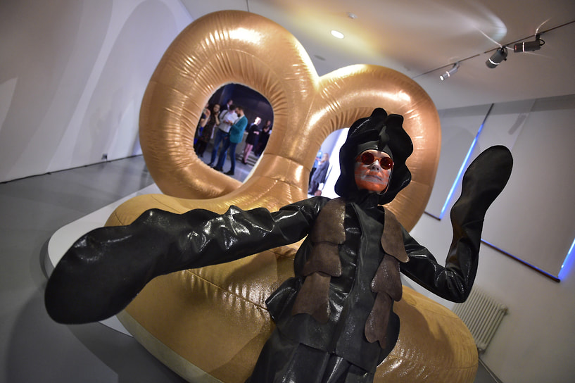 «Людям, которые отличаются от массового потока, сложно жить в маленьких городах. Я всегда говорю, что, если в вашем регионе вам тяжело, переезжайте в большие города — Санкт-Петербург и Москву. В них присутствует большая терпимость к людям с уникальными особенностями, чем в маленьких городах»