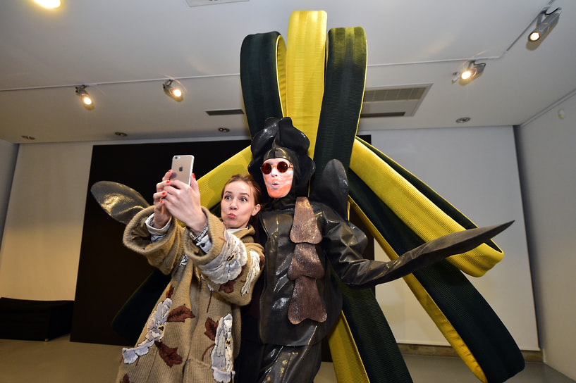 На открытии экспозиции «Ключ, построенный волной от замкнутого моря» в Москве, 2017 год