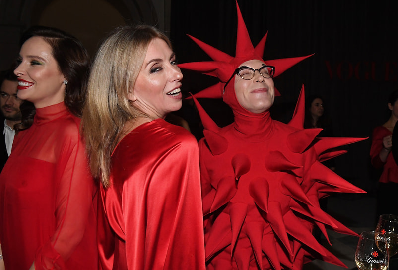 Слева-направо: ресторатор Ирина Зарькова, модель Светлана Бондарчук и художник Андрей Бартенев на гала-ужине Russia in Vogue в Москве, 2021 год