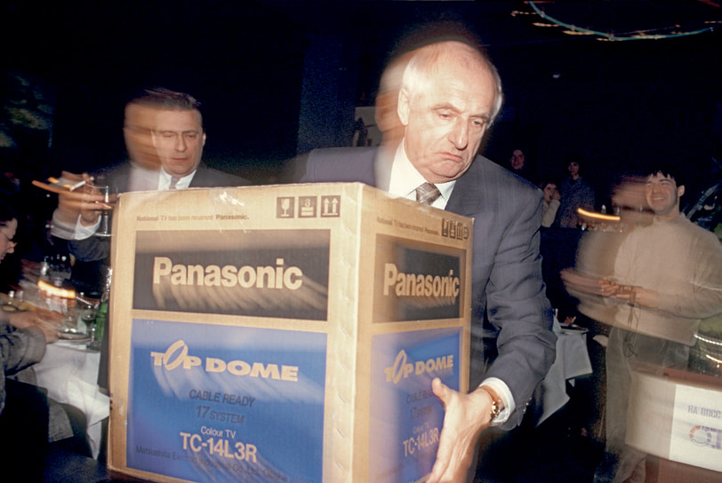 В «Ленкоме» в разное время работали Александр Абдулов, Александр Збруев, Олег Янковский, Евгений Леонов, Николай Караченцов, Инна Чурикова, Леонид Броневой, Дмитрий Певцов, Елена Шанина и другие известные актеры&lt;br>
На фото: с артистом Геннадием Хазановым (слева) на праздновании Масленицы у артиста Александра Абдулова в ресторане «Метрополь»