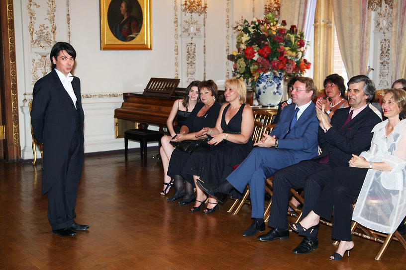 Управляющий делами президента России Владимир Кожин (в центре) и посол Франции в России Станислас де Лабуле (второй справа) с супругой Полин (справа) на церемонии вручения Валентину Юдашкину (слева) ордена Французской Республики, 2007 год