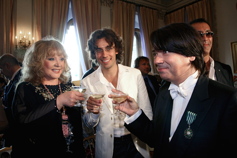 В 2007 году модельеру вручили французский орден Искусств и литературы, а в 2013 году — орден Почетного легиона&lt;br>
На фото слева направо: певица Алла Пугачева, телеведущий Максим Галкин (признан в России иностранным агентом) и модельер Валентин Юдашкин во французском посольстве на церемонии вручения орденов в 2007 году